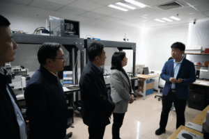 副区长洪露莅临参观实验室